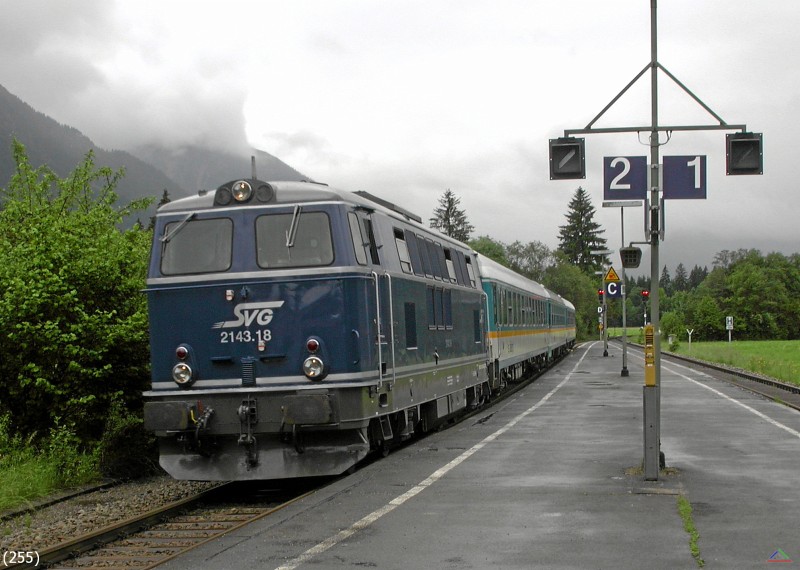 Bahn 255.jpg - Den Zug zieht Diesellok 2143.18 der Stauden Verkehrs Gesellschaft mbH (SVG).